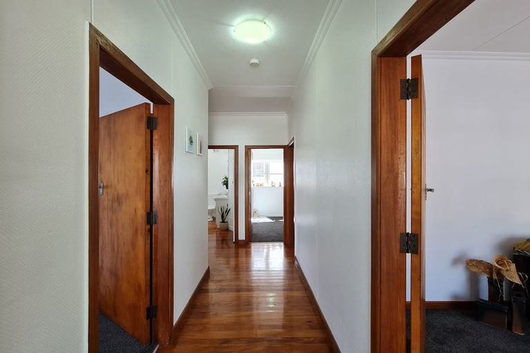 Photo of property in 87 Northland Road, Northland, Wellington, 6012