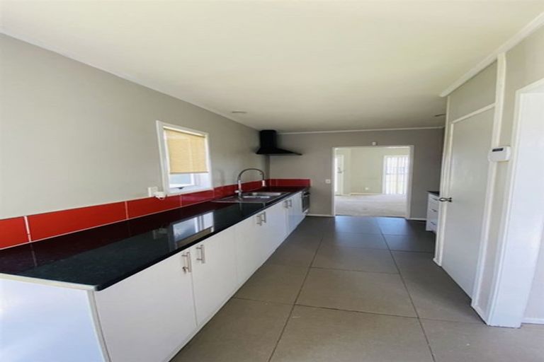 Photo of property in 2 Sunlands Drive, Manurewa, Auckland, 2102