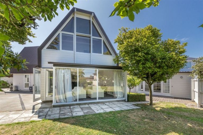Photo of property in 74a Memorial Avenue, Ilam, Christchurch, 8053