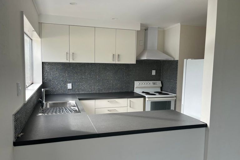 Photo of property in 25a Chetwode Grove, Newlands, Wellington, 6037