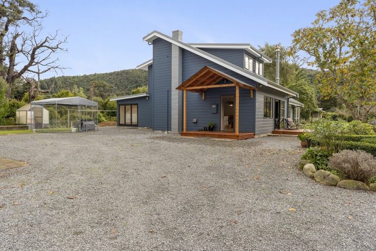 Photo of property in 61 Twin Lakes Road, Te Marua, Upper Hutt, 5018