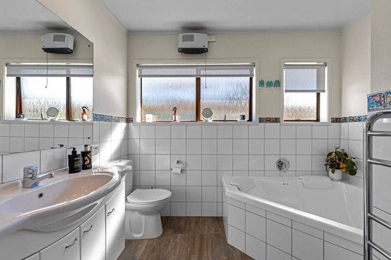 Photo of property in 137 Stapleford Crescent, Browns Bay, Auckland, 0630