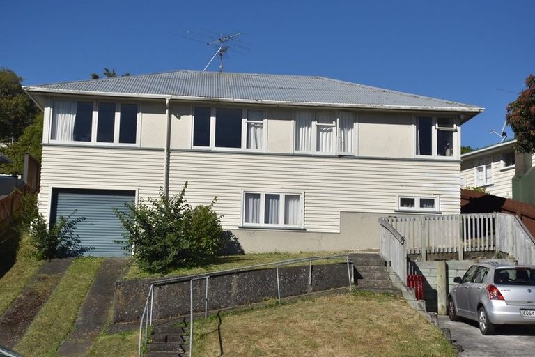 Photo of property in 7 Taylor Terrace, Tawa, Wellington, 5028