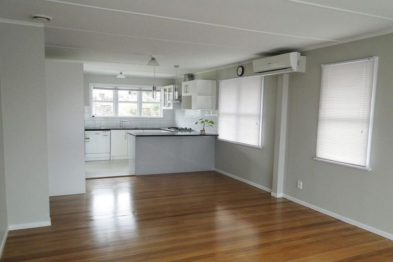 Photo of property in 111 Gossamer Drive, Pakuranga Heights, Auckland, 2010