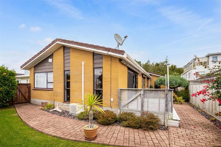 Photo of property in 1/10 Hillcrest Avenue, Hillcrest, Auckland, 0627