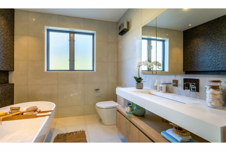 Photo of property in 10 Hilltop Lane, Mount Pleasant, Christchurch, 8081