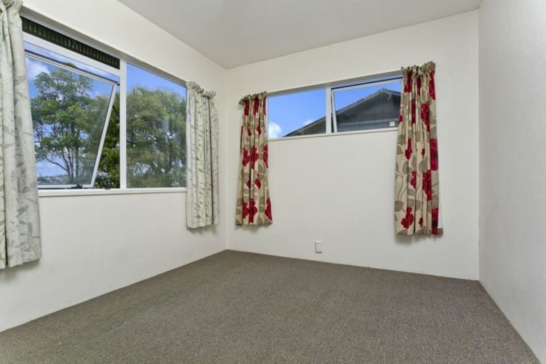 Photo of property in 2/15 Sunhaven Avenue, Glenfield, Auckland, 0629