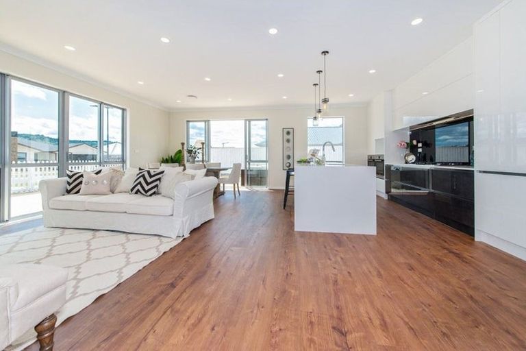 Photo of property in 1 Fred White Drive, Kumeu, 0810