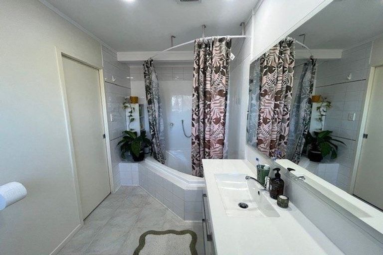Photo of property in 32 Jillteresa Crescent, Half Moon Bay, Auckland, 2012