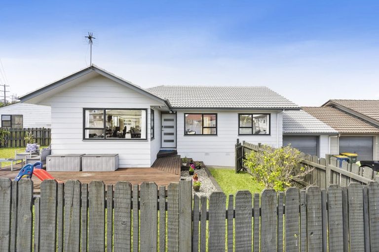 Photo of property in 2/16 Cabello Place, Unsworth Heights, Auckland, 0632