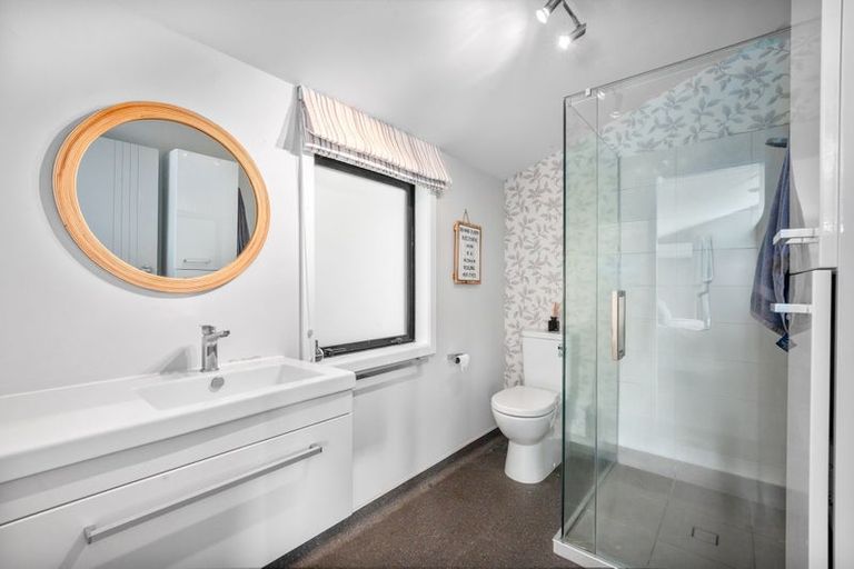 Photo of property in 4 Kahu Road, Paremata, Porirua, 5024