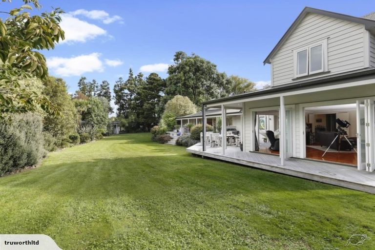 Photo of property in 186 Boord Crescent, Kumeu, 0891