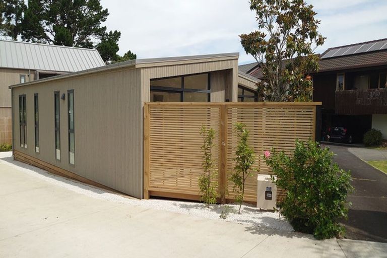 Photo of property in 6a Riviera Place, Hauraki, Auckland, 0622