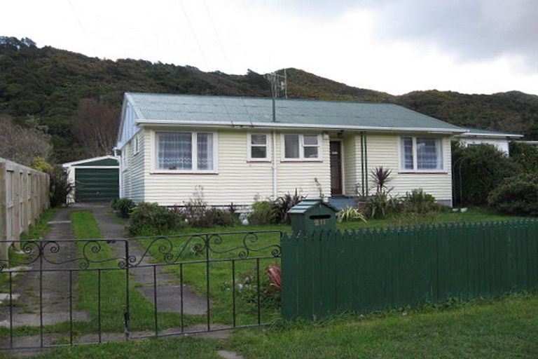 Photo of property in 211 Wellington Road, Wainuiomata, Lower Hutt, 5014