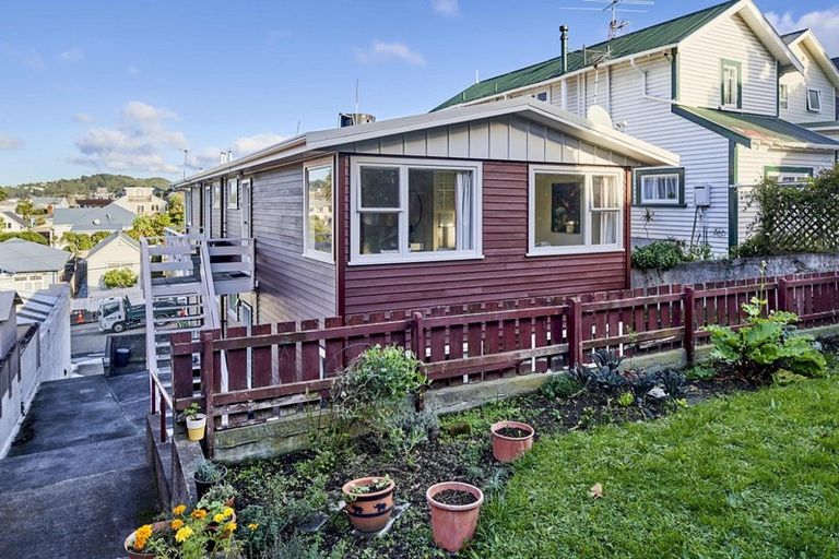Photo of property in 2/16 Rolleston Street, Mount Cook, Wellington, 6021