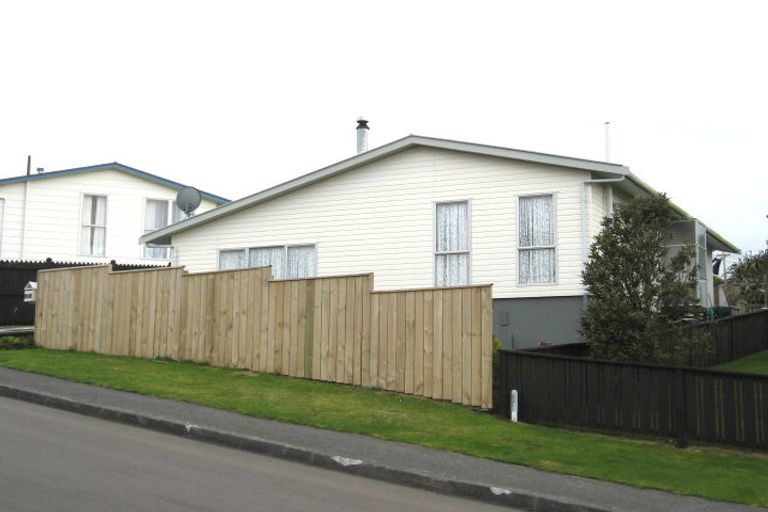 Photo of property in 5 Cheltenham Terrace, Newlands, Wellington, 6037