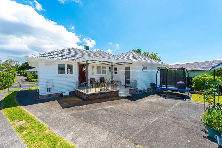 Photo of property in 57 Divich Avenue, Te Atatu South, Auckland, 0610