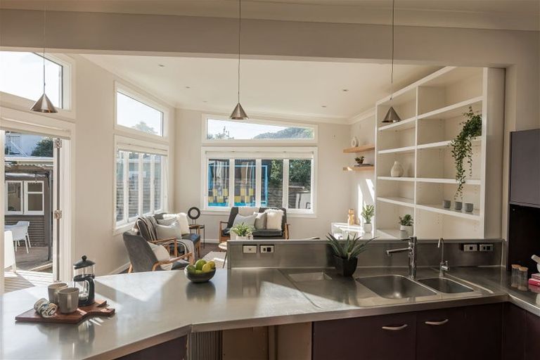 Photo of property in 35 Pukatea Street, Eastbourne, Lower Hutt, 5013