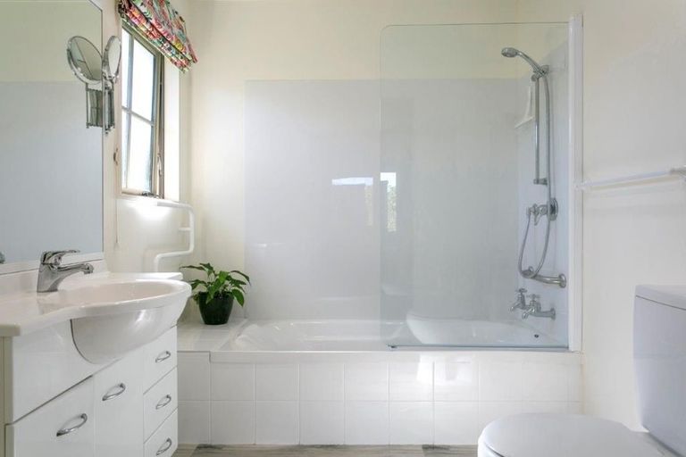 Photo of property in 33 Lakeridge Close, Rangatira Park, Taupo, 3330