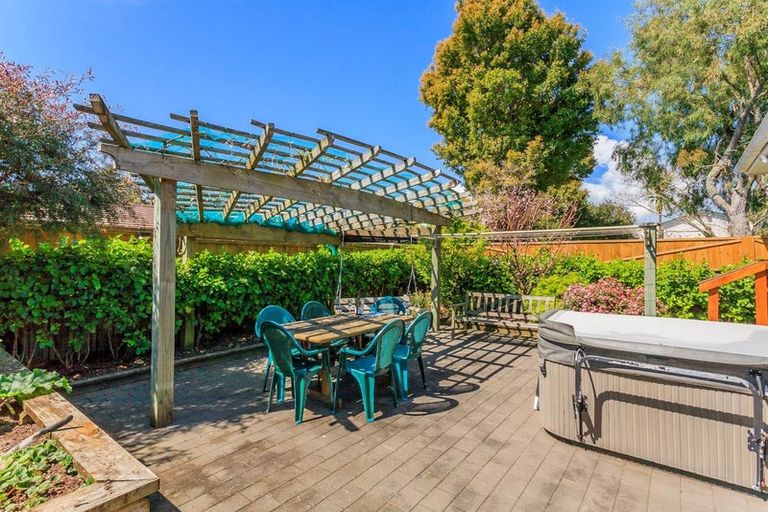 Photo of property in 2/38 Akoranga Drive, Northcote, Auckland, 0627