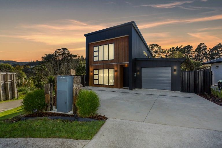 Photo of property in 22 Rewarewa Way, Timberlea, Upper Hutt, 5018