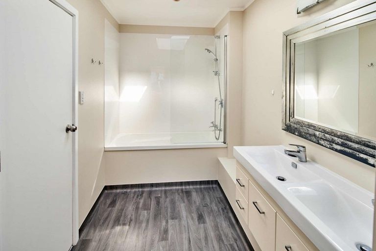 Photo of property in 33 Acacia Avenue, Maungaraki, Lower Hutt, 5010