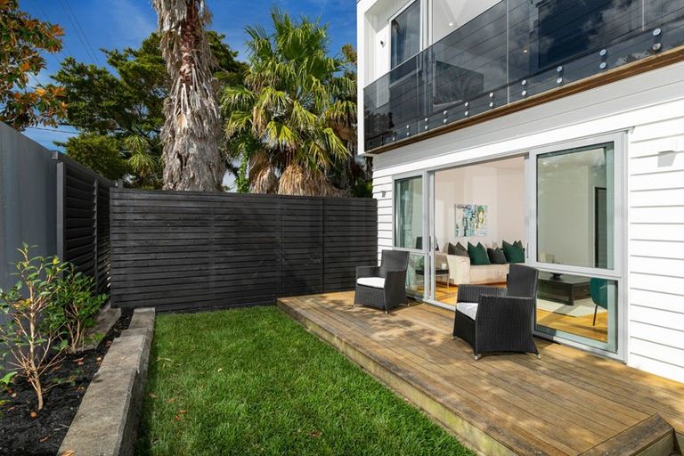 Photo of property in 144 East Coast Road, Forrest Hill, Auckland, 0620
