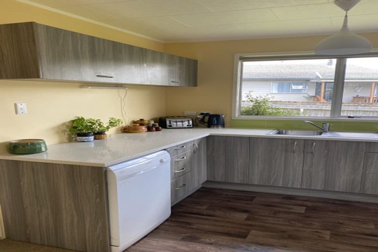 Photo of property in 42 Claverdon Drive, Massey, Auckland, 0614