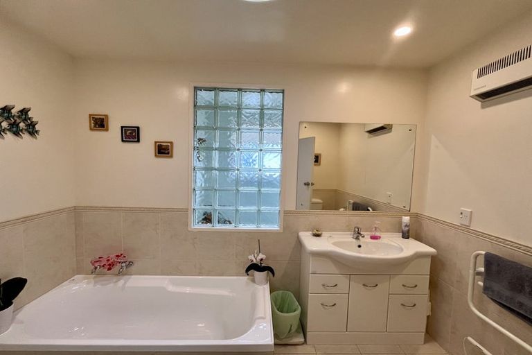 Photo of property in 1 Spicer Place, Tawa, Wellington, 5028