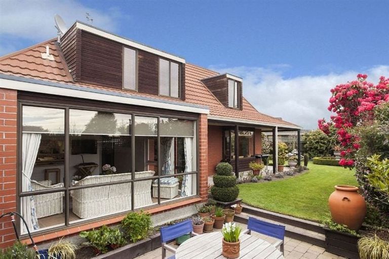 Photo of property in 43 Camberwell Place, Avonhead, Christchurch, 8042