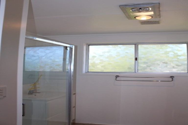 Photo of property in 1/29 Ridgewood Crescent, Birkenhead, Auckland, 0626