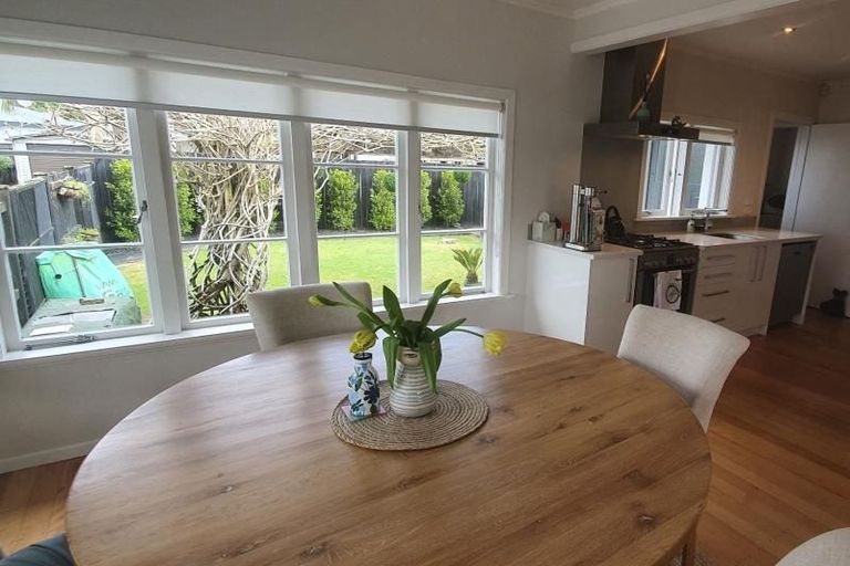 Photo of property in 6 Yeovil Road, Te Atatu Peninsula, Auckland, 0610