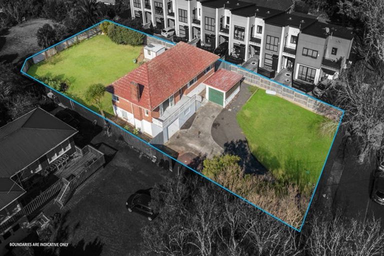 Photo of property in 23 Humphrey Kemp Avenue, Henderson, Auckland, 0612