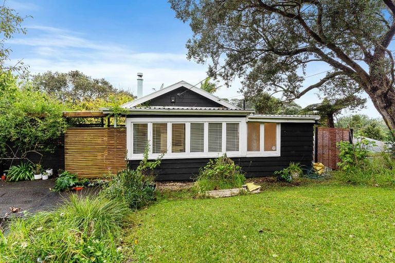 Photo of property in 1/20 Harrybrook Road, Green Bay, Auckland, 0604