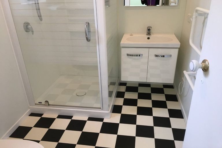 Photo of property in 1/8 Second Avenue, Stanley Point, Auckland, 0624