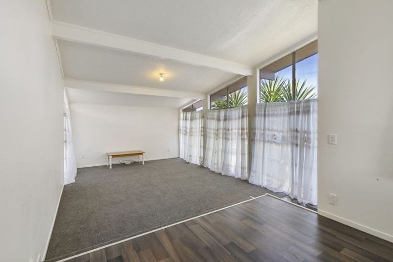 Photo of property in 328 Roscommon Road, Clendon Park, Auckland, 2103