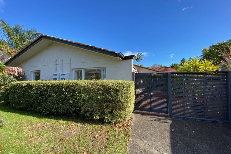 Photo of property in 28 Merriefield Avenue, Forrest Hill, Auckland, 0620