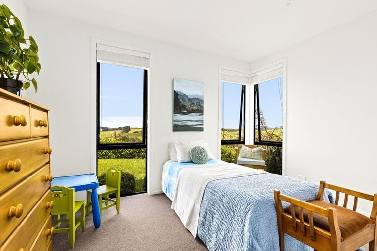 Photo of property in 16 Tamahunga Drive, Matakana, Warkworth, 0985