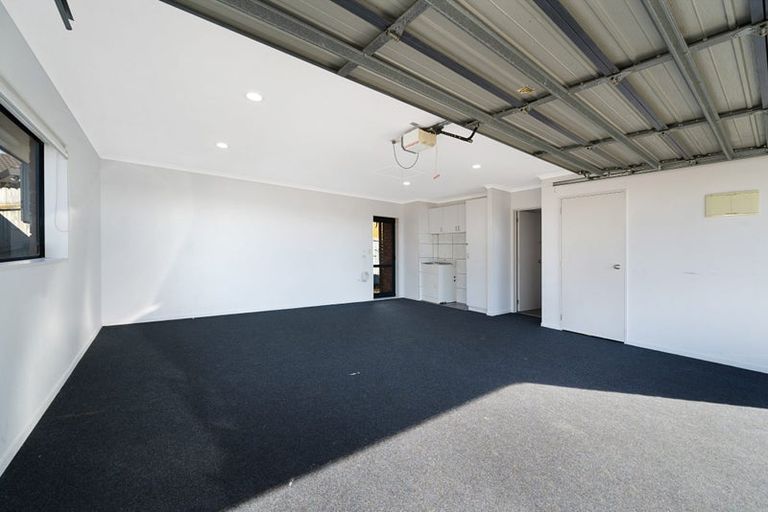 Photo of property in 18 Plumstead Rise, Glen Eden, Auckland, 0602