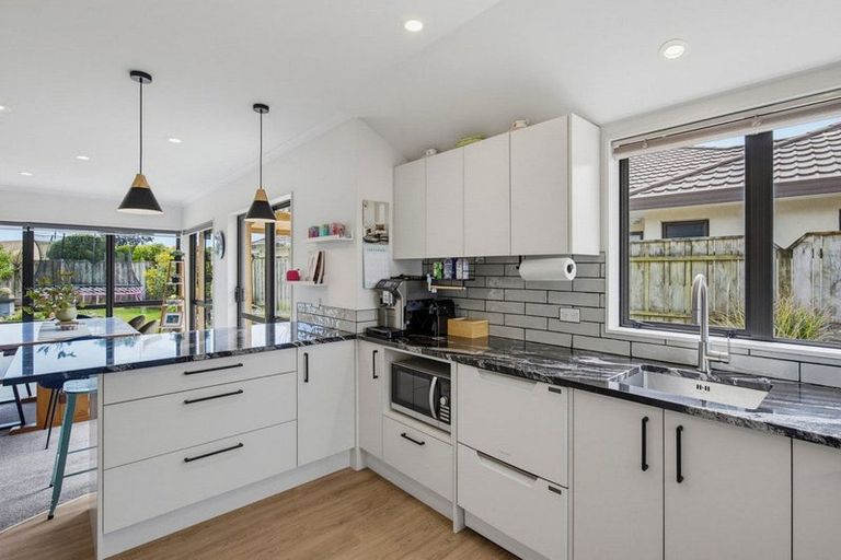 Photo of property in 166 Milne Drive, Paraparaumu, 5032