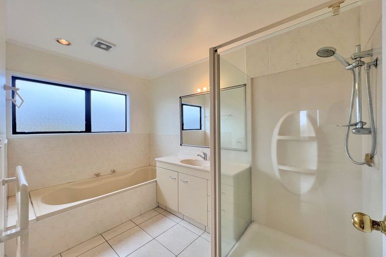 Photo of property in 20b Kallaroo Place, Botany Downs, Auckland, 2010