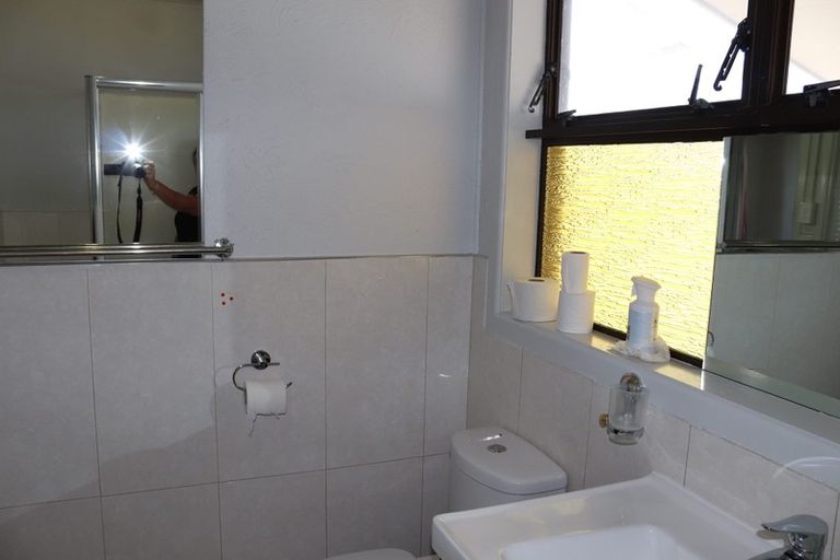 Photo of property in 10 Ingleby Place, Kelston, Auckland, 0602