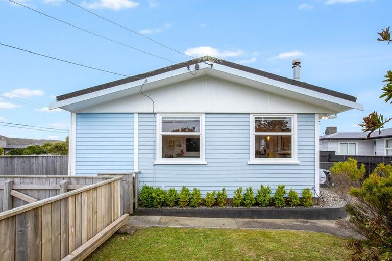 Photo of property in 23 Cara Crescent, Paparangi, Wellington, 6037
