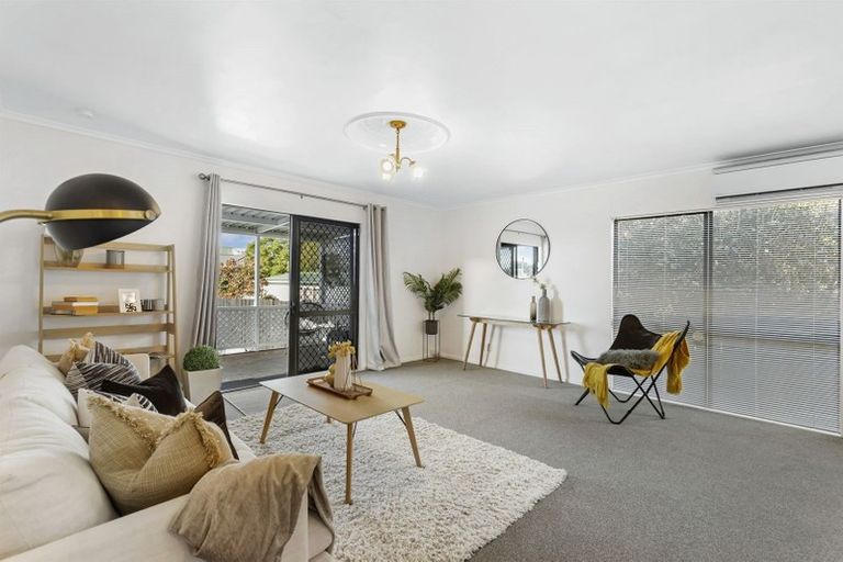 Photo of property in 1/2 Graham Avenue, Te Atatu Peninsula, Auckland, 0610