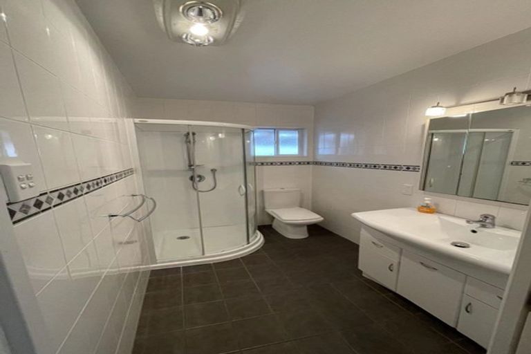Photo of property in 65 Beach Road, Te Atatu Peninsula, Auckland, 0610