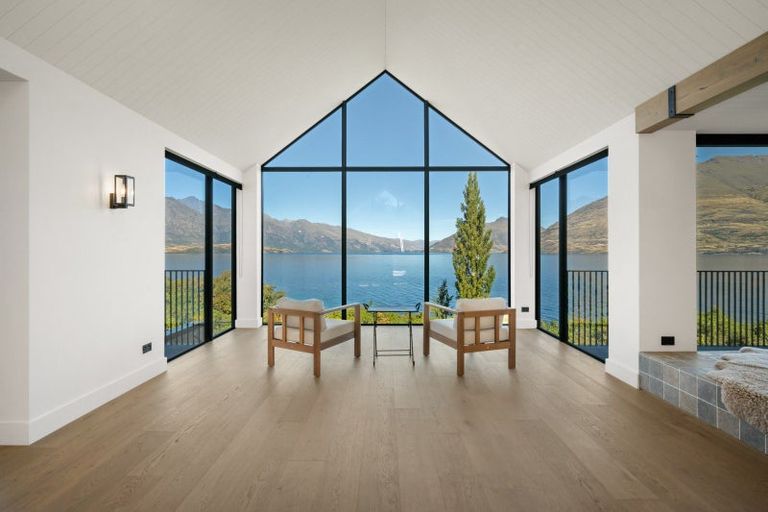 Photo of property in 66 Cedar Drive, Kelvin Heights, Queenstown, 9300