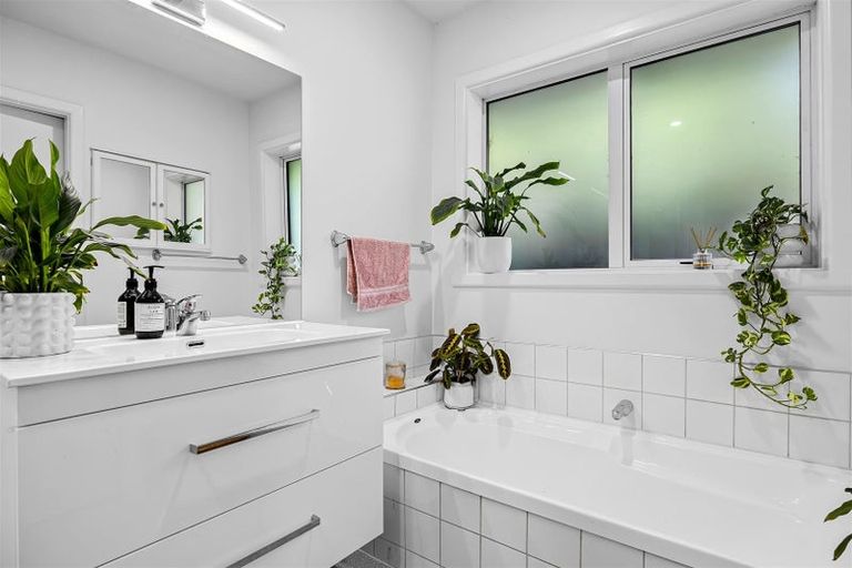 Photo of property in 122 Aorangi Road, Bryndwr, Christchurch, 8053