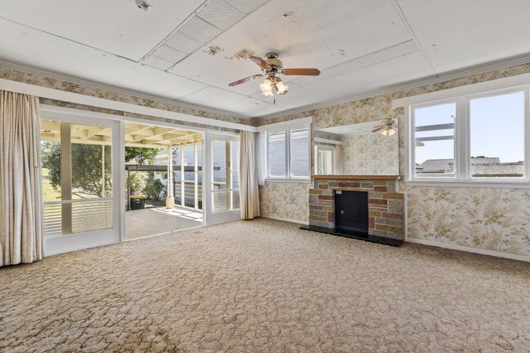 Photo of property in 17 Woodward Avenue, Mangere Bridge, Auckland, 2022