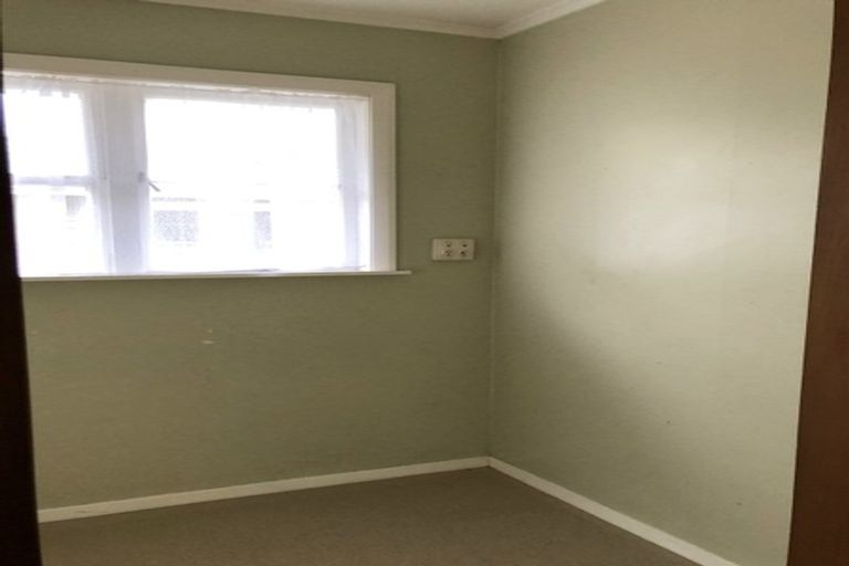 Photo of property in 75 Kenmore Street, Newlands, Wellington, 6037