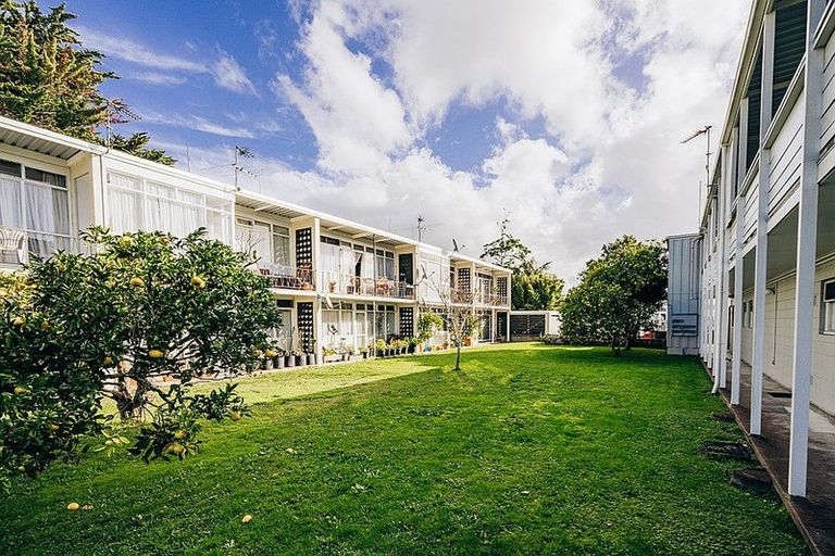Photo of property in Balmoral Court, 2/130a Balmoral Road, Mount Eden, Auckland, 1024